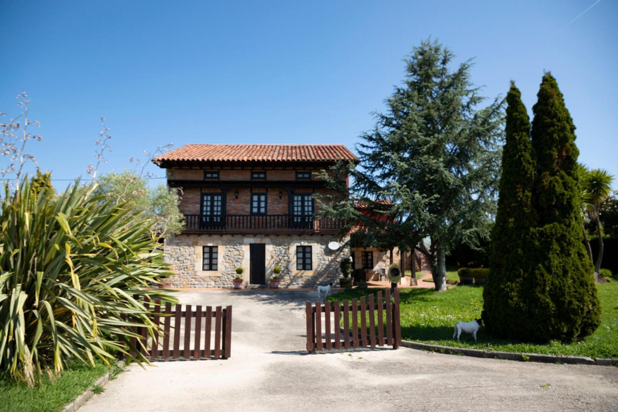 Apartamentos La Gloria Santillana del Mar Exterior photo